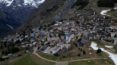 Fransız Alplerindeki Les Deux Alpes kayak merkezinin panoramik görüntüsü.