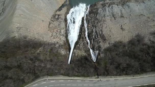 法国阿尔卑斯山中流进Lac Chambon的瀑布的全景无人驾驶镜头 — 图库视频影像
