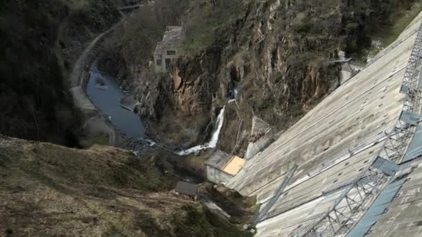 フランスアルプスのラクシャンボンにあるダムのパノラマドローン — ストック動画
