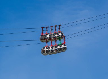 Mavi gökyüzüne karşı gondol kabarcıkları. Fransa 'nın Grenoble kentindeki Fort de La Bastille' e turist taşıyan teleferik.