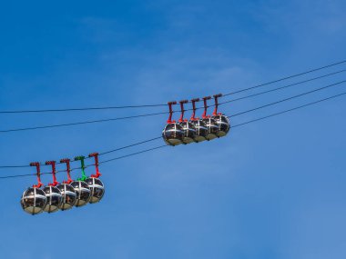 Mavi gökyüzüne karşı gondol kabarcıkları. Fransa 'nın Grenoble kentindeki Fort de La Bastille' e turist taşıyan teleferik.