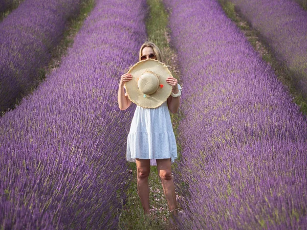 Fiatal Lány Levendulamezőn Franciaország Provence — Stock Fotó