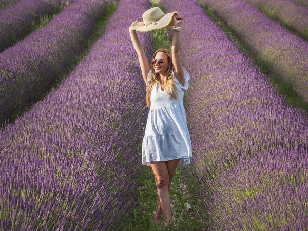 Een Jong Meisje Lavandervelden Frankrijk Provence — Stockfoto