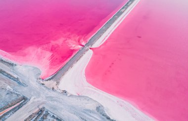 Pembe tuz gölünün havadan görünüşü. Tuz üretim tesisleri tuz gölündeki tuzlu su birikintisini buharlaştırdı. Güney Fransa, Provence 'deki Camargue' de Salin de Giraud tuz fabrikası.