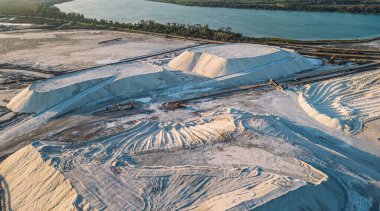 Günbatımında Güney Fransa 'da Camargue, Provence' deki Salin de Giraud 'da pembe tuz tavaları ve tuz yığınlarının panoramik manzarası