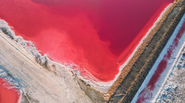 Pembe tuz gölünün havadan görünüşü. Tuz üretim tesisleri tuz gölündeki tuzlu su birikintisini buharlaştırdı. Güney Fransa, Provence 'deki Camargue' de Salin de Giraud tuz fabrikası.
