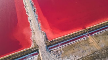 Pembe tuz gölünün havadan görünüşü. Tuz üretim tesisleri tuz gölündeki tuzlu su birikintisini buharlaştırdı. Güney Fransa, Provence 'deki Camargue' de Salin de Giraud tuz fabrikası.