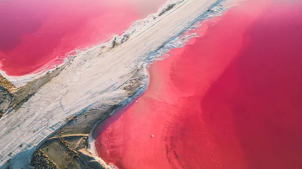 Pembe tuz gölünün havadan görünüşü. Tuz üretim tesisleri tuz gölündeki tuzlu su birikintisini buharlaştırdı. Güney Fransa, Provence 'deki Camargue' de Salin de Giraud tuz fabrikası.