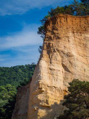 Colorado Provencal, Provence, Fransa 'daki Ocher' dan renkli kaya oluşumları