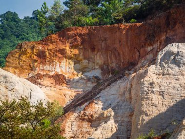 Colorado Provencal, Provence, Fransa 'daki Ocher' dan renkli kaya oluşumları