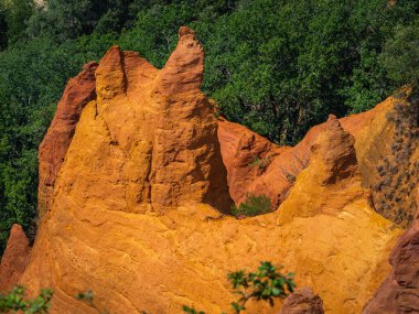 Soyut Rustrel Canyon Ocher kayalıkları manzarası. Güney Fransa, Roussillon yakınlarında Provencal Colorado.