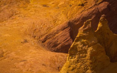 Soyut Rustrel Canyon Ocher kayalıkları manzarası. Güney Fransa, Roussillon yakınlarında Provencal Colorado.