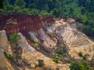 Colorado Provencal, Provence, Fransa 'daki Ocher' dan renkli kaya oluşumları