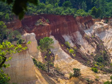 Colorado Provencal, Provence, Fransa 'daki Ocher' dan renkli kaya oluşumları