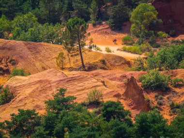 Rustrel, Fransa - 12 Ağustos 2023: Soyut Rustrel Canyon Ocher kayalıkları manzarası. Güney Fransa, Roussillon yakınlarında Provencal Colorado.