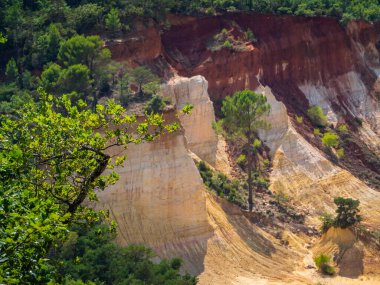 Colorado Provencal, Provence, Fransa 'daki Ocher' dan renkli kaya oluşumları