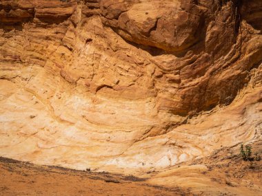 Soyut Rustrel Canyon Ocher kayalıkları manzarası. Güney Fransa, Roussillon yakınlarında Provencal Colorado.