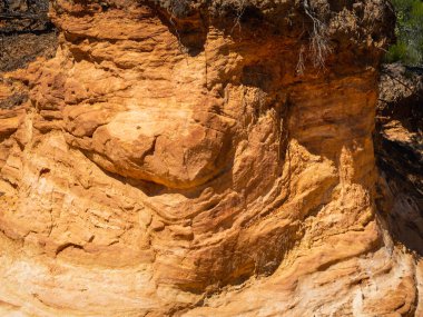 Soyut Rustrel Canyon Ocher kayalıkları manzarası. Güney Fransa, Roussillon yakınlarında Provencal Colorado.