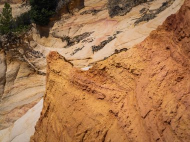 Soyut Rustrel Canyon Ocher kayalıkları manzarası. Güney Fransa, Roussillon yakınlarında Provencal Colorado.