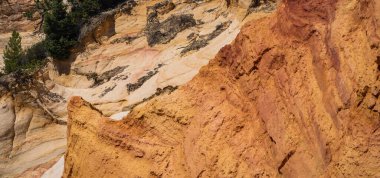 Soyut Rustrel Canyon Ocher kayalıkları manzarası. Güney Fransa, Roussillon yakınlarında Provencal Colorado.