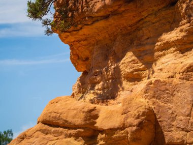 Soyut Rustrel Canyon Ocher kayalıkları manzarası. Güney Fransa, Roussillon yakınlarında Provencal Colorado.