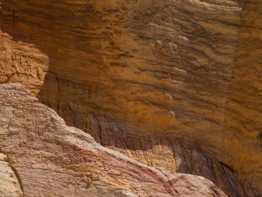 Soyut Rustrel Canyon Ocher kayalıkları manzarası. Güney Fransa, Roussillon yakınlarında Provencal Colorado.