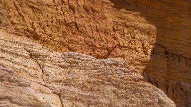 Soyut Rustrel Canyon Ocher kayalıkları manzarası. Güney Fransa, Roussillon yakınlarında Provencal Colorado.