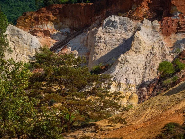 Colorado Provencal, Provence, Fransa 'daki Ocher' dan renkli kaya oluşumları