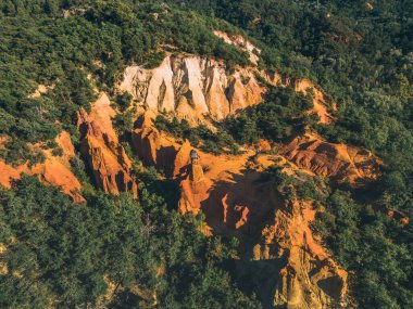 Soyut Rustrel Canyon Ocher uçurumlarının yukarıdan panoramik manzarası. Provencal Colorado, Vaucluse, Rustrel, Colorado Provencal, Fransa