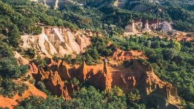 Soyut Rustrel Canyon Ocher uçurumlarının yukarıdan panoramik manzarası. Provencal Colorado, Vaucluse, Rustrel, Colorado Provencal, Fransa