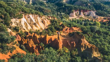 Soyut Rustrel Canyon Ocher uçurumlarının yukarıdan panoramik manzarası. Provencal Colorado, Vaucluse, Rustrel, Colorado Provencal, Fransa