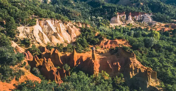 Soyut Rustrel Canyon Ocher uçurumlarının yukarıdan panoramik manzarası. Provencal Colorado, Vaucluse, Rustrel, Colorado Provencal, Fransa