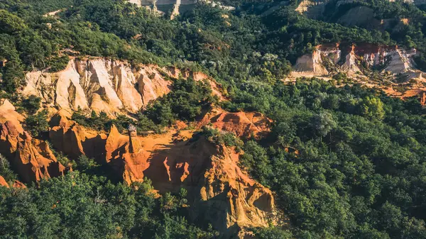 Soyut Rustrel Canyon Ocher uçurumlarının yukarıdan panoramik manzarası. Provencal Colorado, Vaucluse, Rustrel, Colorado Provencal, Fransa