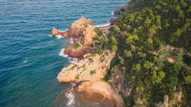 Massif de l'Esterel -Theoule sur Mer -Pointe de l'Aiguille. Esterel Akdeniz kıyıları, kızıl kayalar, sahil ve deniz. Fransız Rivierası Cte d 'Azur' da
