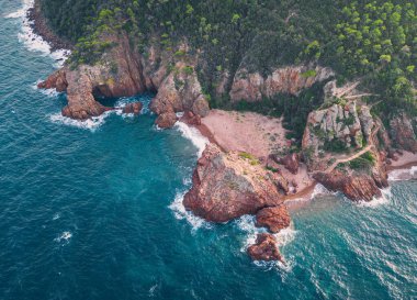 Massif de l'Esterel -Theoule sur Mer -Pointe de l'Aiguille. Esterel Akdeniz kıyıları, kızıl kayalar, sahil ve deniz. Fransız Rivierası Cte d 'Azur' da