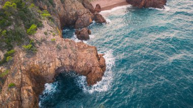 Massif de l'Esterel -Theoule sur Mer -Pointe de l'Aiguille. Esterel Akdeniz kıyıları, kızıl kayalar, sahil ve deniz. Fransız Rivierası Cte d 'Azur' da