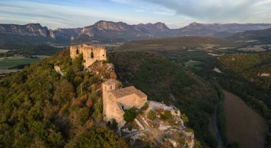 Günbatımında Drme, Fransa 'da Provence' deki Soyalılar şatosunun kalıntıları