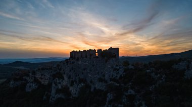 Günbatımında Drme, Fransa 'da Provence' deki Soyalılar şatosunun kalıntıları