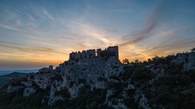 Günbatımında Drme, Fransa 'da Provence' deki Soyalılar şatosunun kalıntıları