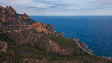 Massif de L 'Esterel' in hava manzarası ve Akdeniz 'e düşen uçurumların üzerinde güzel bir viraj yolu. Fransız Rivierası. Cote d'Azur