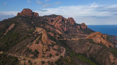 Massif de L 'Esterel' in ve Akdeniz 'e düşen kızıl kayalıkların hava manzarası. Fransız Rivierası. Cote d'Azur