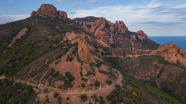 Massif de L 'Esterel' in ve Akdeniz 'e düşen kızıl kayalıkların hava manzarası. Fransız Rivierası. Cote d'Azur