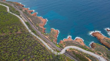 Massif de L 'Esterel' in hava manzarası ve Akdeniz 'e düşen uçurumların üzerinde güzel bir viraj yolu. Fransız Rivierası. Cote d'Azur