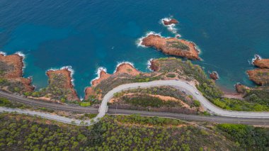 Massif de L 'Esterel' in hava manzarası ve Akdeniz 'e düşen uçurumların üzerinde güzel bir viraj yolu. Fransız Rivierası. Cote d'Azur