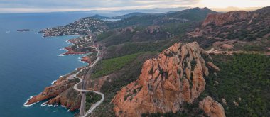 Massif de L 'Esterel' in hava manzarası ve Akdeniz 'e düşen uçurumların üzerinde güzel bir viraj yolu. Fransız Rivierası. Cote d'Azur
