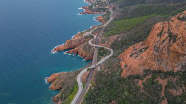 Massif de L 'Esterel' in hava manzarası ve Akdeniz 'e düşen uçurumların üzerinde güzel bir viraj yolu. Fransız Rivierası. Cote d'Azur