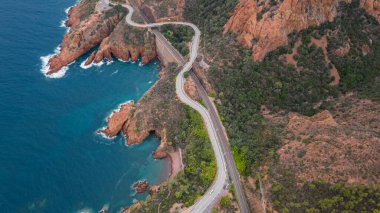 Massif de L 'Esterel' in hava manzarası ve Akdeniz 'e düşen uçurumların üzerinde güzel bir viraj yolu. Fransız Rivierası. Cote d'Azur