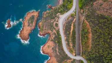 Massif de L 'Esterel' in hava manzarası ve Akdeniz 'e düşen uçurumların üzerinde güzel bir viraj yolu. Fransız Rivierası. Cote d'Azur