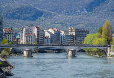 Grenoble Şehir Merkezi 'ndeki Picturesque Nehri ve Köprüsü, Fransız Alp Bölgesi' nin Manzarası Güzelliğini Vurguluyor