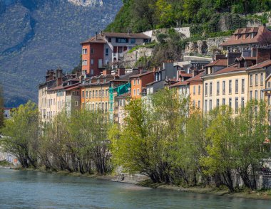 Masmavi gökyüzüne karşı gondol kabarcıkları ve arka planda Fransız Alpleri. Fransa 'nın Grenoble kentindeki Fort de La Bastille' e turist taşıyan teleferik.